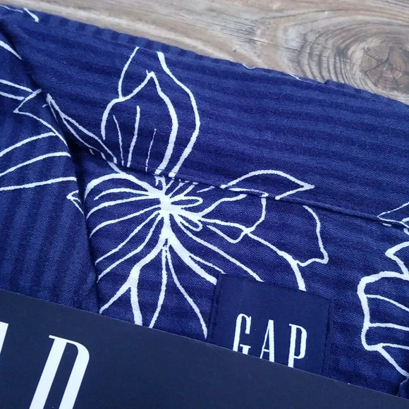 New Gap Seersucker Short Sleeve Striped Hawaiian Blue Button Up Shirt - Picture 10 of 10
